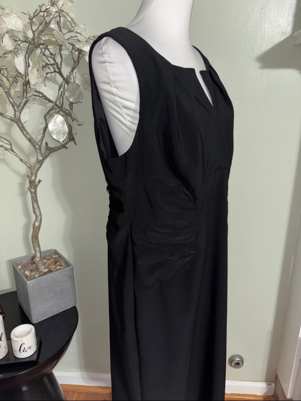 Adrianna Papell Elegant Black Sleeveless Notch-Neck Midi Dress - Picture 3 of 6